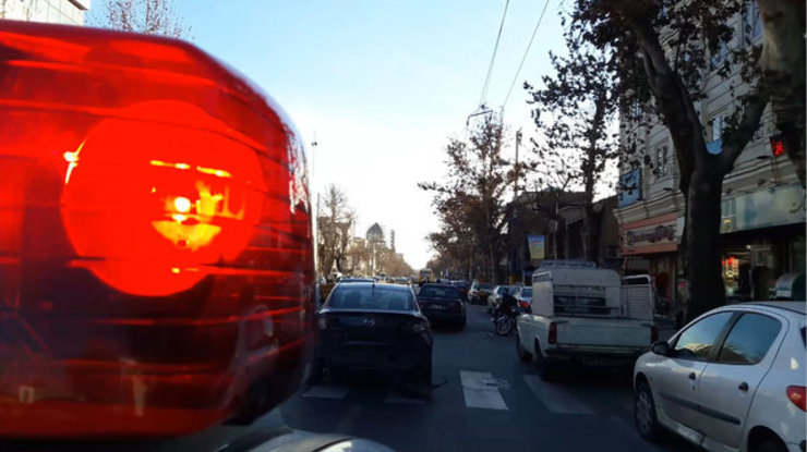 فرار دیوانه‌وار خودرو به دلیل دستکاری پلاک در تهران / دستگیری راننده متخلف با شلیک پلیس