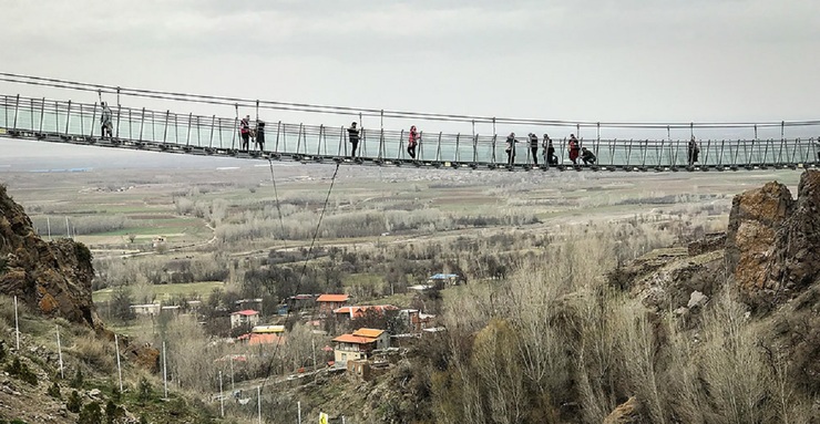 تصاویر| گردشگران نوروزی در پل شیشه‌ای اردبیل