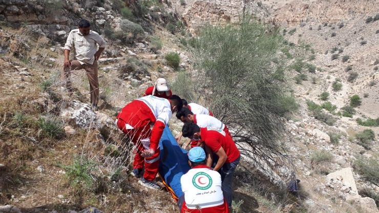 نجات گردشگران گرفتار در کوه کمرسیاه خرم‌آباد