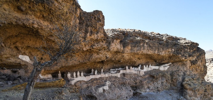 تصاویر| قبرستان هفتاد ملا و غارهای دستکند روستای روپس