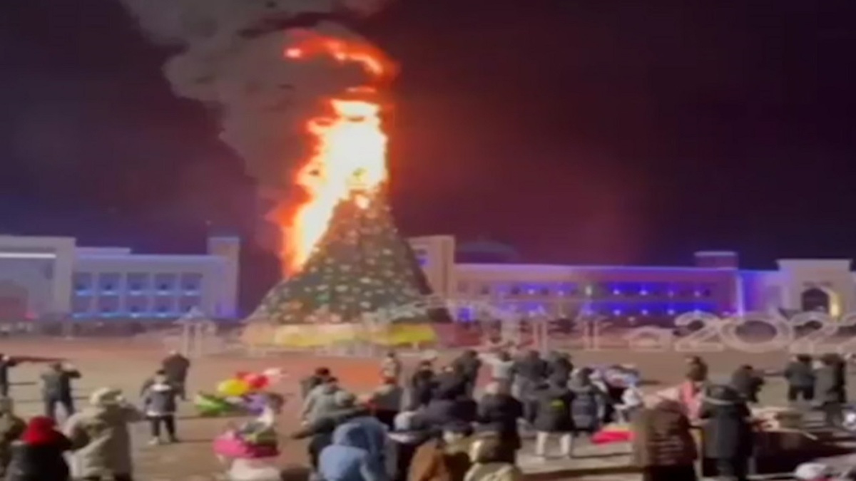 فیلم| آتش سوزی درخت کاج مراسم شب سال نو در قزاقستان