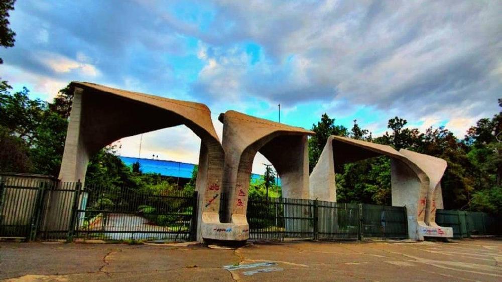 اعتراض دانشآموزان به گرانی کتابهای درسی در مقابل دانشگاه تهران اعتراض دانشآموزان به گرانی کتابهای درسی در مقابل دانشگاه تهران