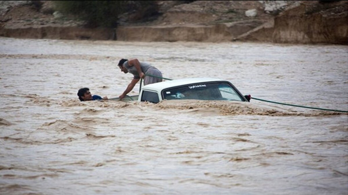 سیل ۱۸ محور از شهر‌های جنوبی کشور را مسدود کرد