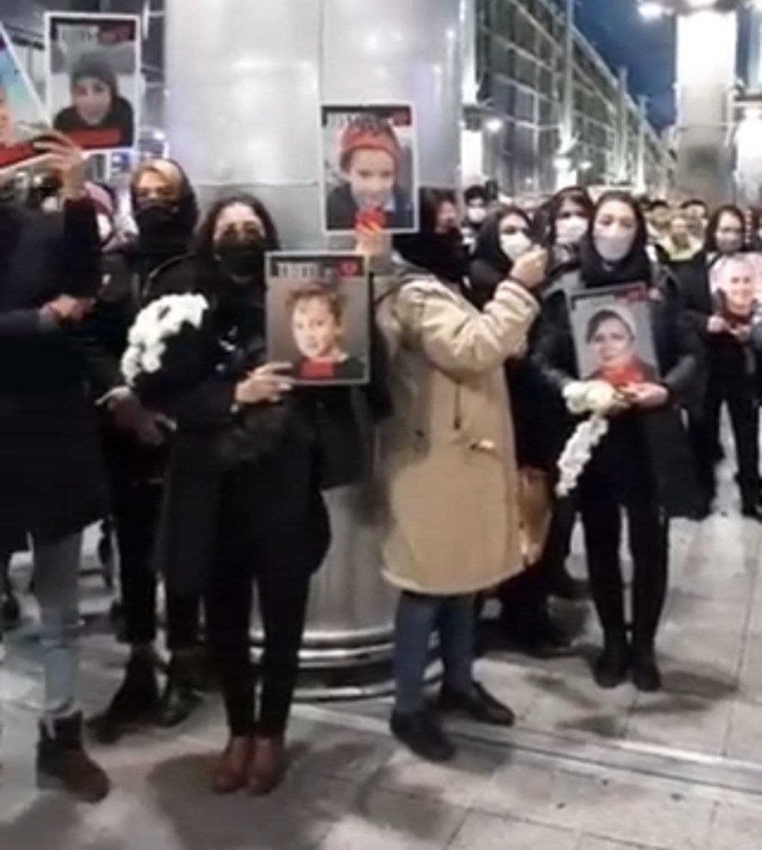 تصاویر| تجمع خانواده قربانیان هواپیمای اوکراینی در فرودگاه امام/ شکایت خانواده‌ها به کجا رسید؟