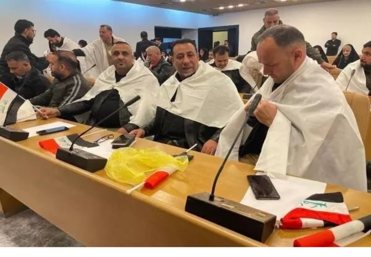 نمایندگان «صدر» با کفن و لباس نظامی در پارلمان عراق
