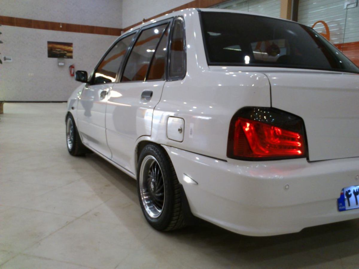 فیلم| تزئین جالب یک پراید؛ از سنگ‌فرش تا چمن مصنوعی!