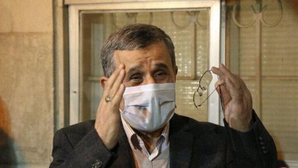 عکس| دیدار احمدی‌نژاد با مردم در آستانه خروج از کشور