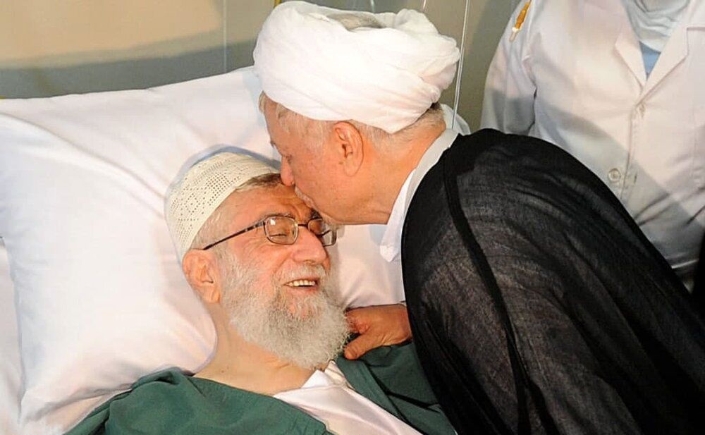 تصویری خاص از بوسه آیتالله هاشمی بر پیشانی رهبرانقلاب تصویری خاص از بوسه آیتالله هاشمی بر پیشانی رهبرانقلاب