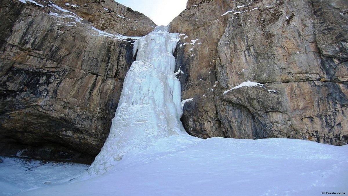 فیلم| نمای برفی آبشارخانه سفید درود