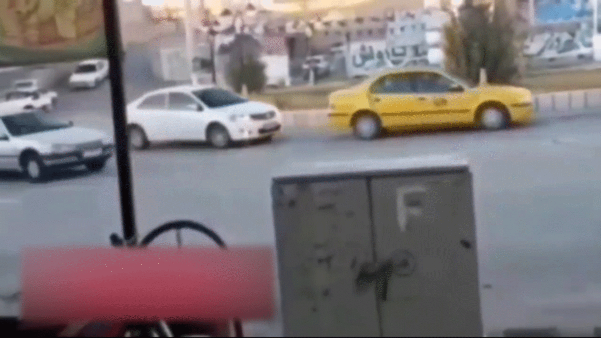فیلم| آسیب زدن به خودرو‌ها توسط یک راننده زن در دور میدان!