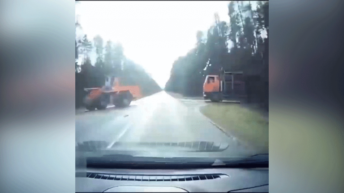 فیلم| حادثه در اثر بکسل کردن کامیون