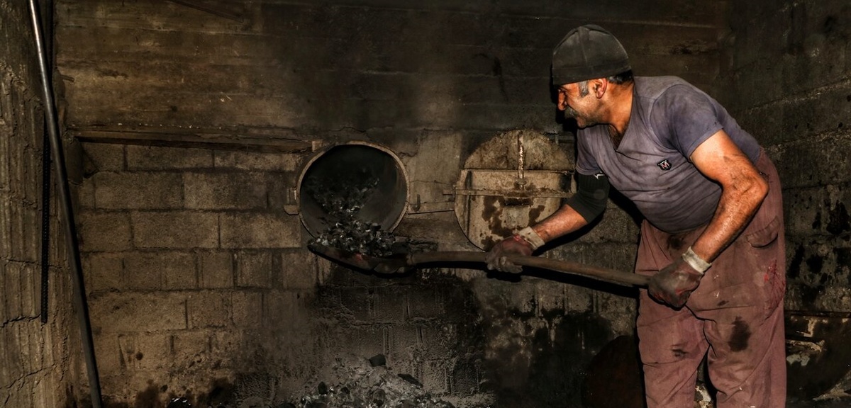 تصاویر| تولید سنتی زغال