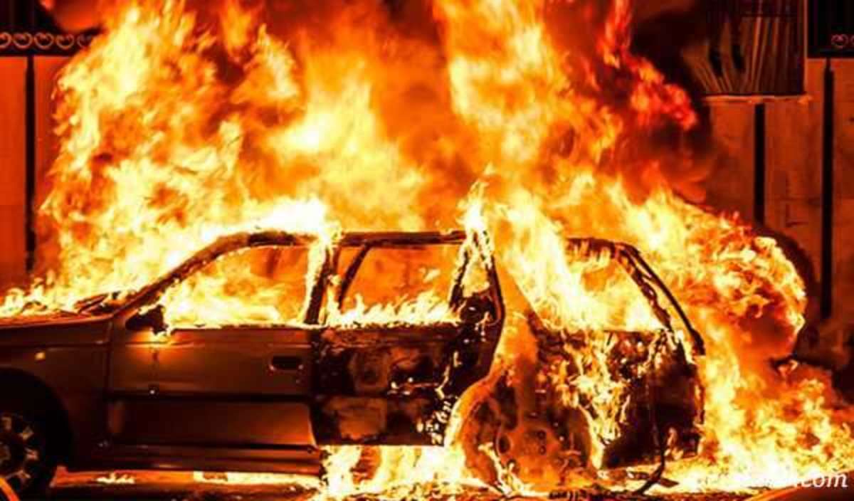 آتش زدن عمدی خودرو‌های گران قیمت در محله نارمک