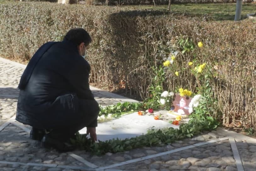 عکس| ضرغامی بر مزار شجریان عکس| ضرغامی بر مزار شجریان