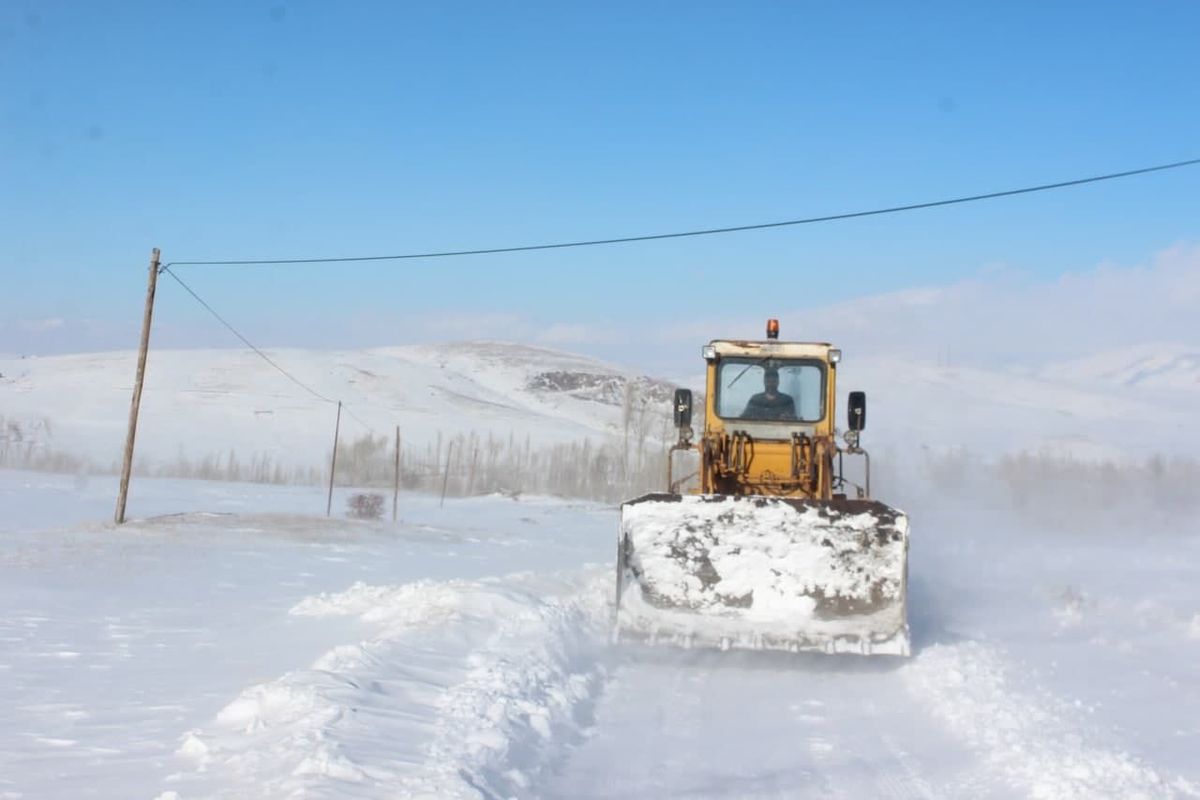 برف سنگین در آذربایجان غربی/ راه ۵۰ روستا مسدود شد