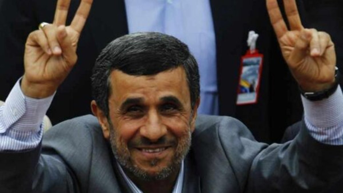 عکس یادگاری احمدی نژاد با تیم حفاظت ترکیه‌ای خود/ عکس