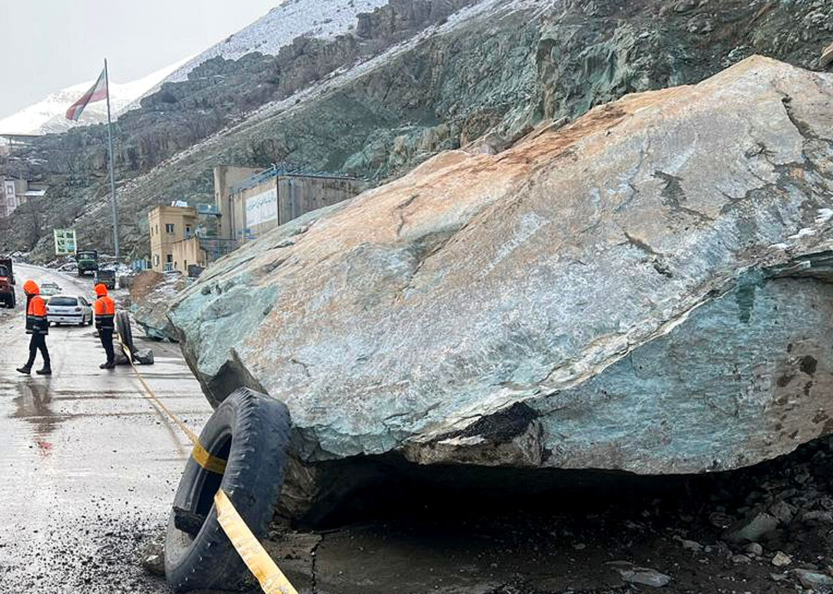 سقوط ۲ سنگ بزرگ در شمیرانات تهران