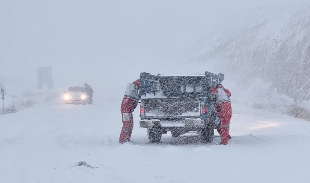 فیلم| برف شدید و زمین‌گیر شدن خودروها در سقز