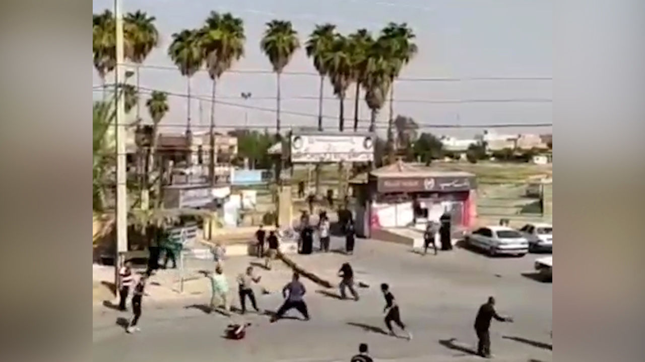 فیلم| درگیری وحشتناک در دهدشت بعد از اجرای حکم قصاص/ یک نفر دیگر به قتل رسید