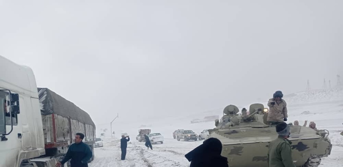 کمک نفربرهای زرهی ارتش به خودروهای گرفتار در برف همدان