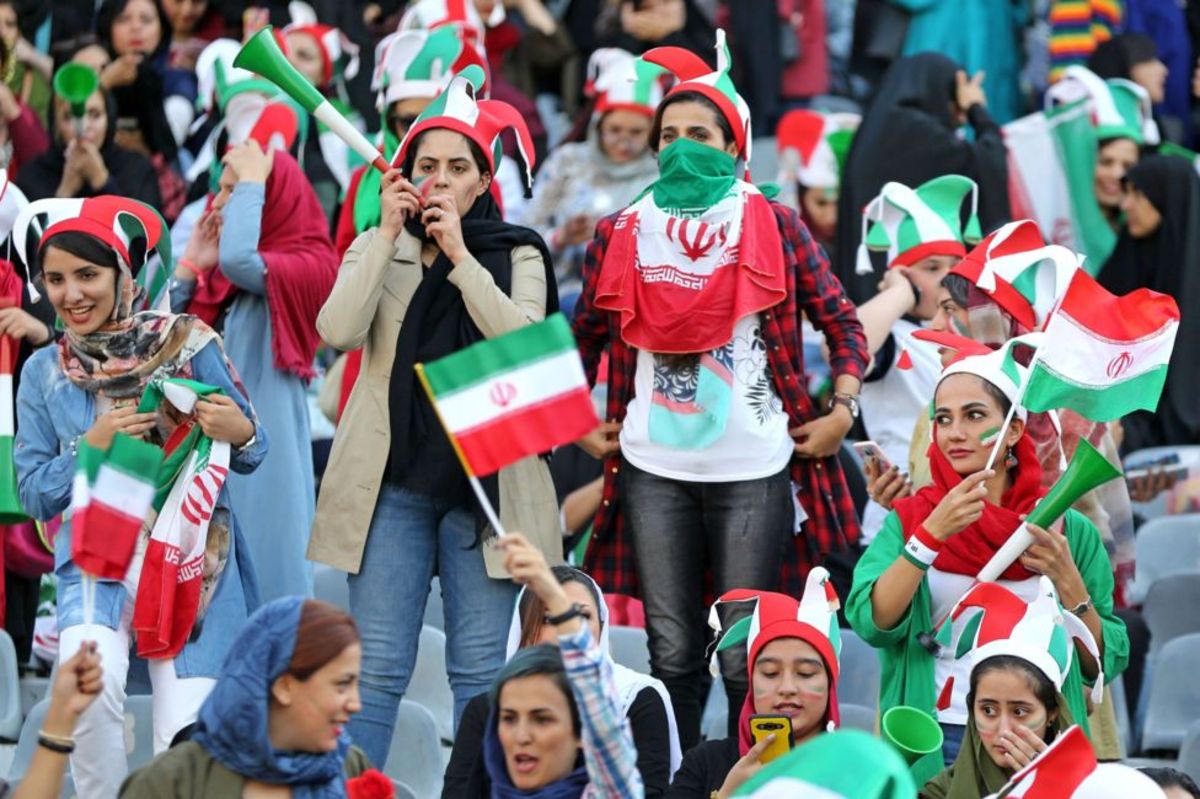 زنان در آزادی برای تماشای بازی ایران - عراق