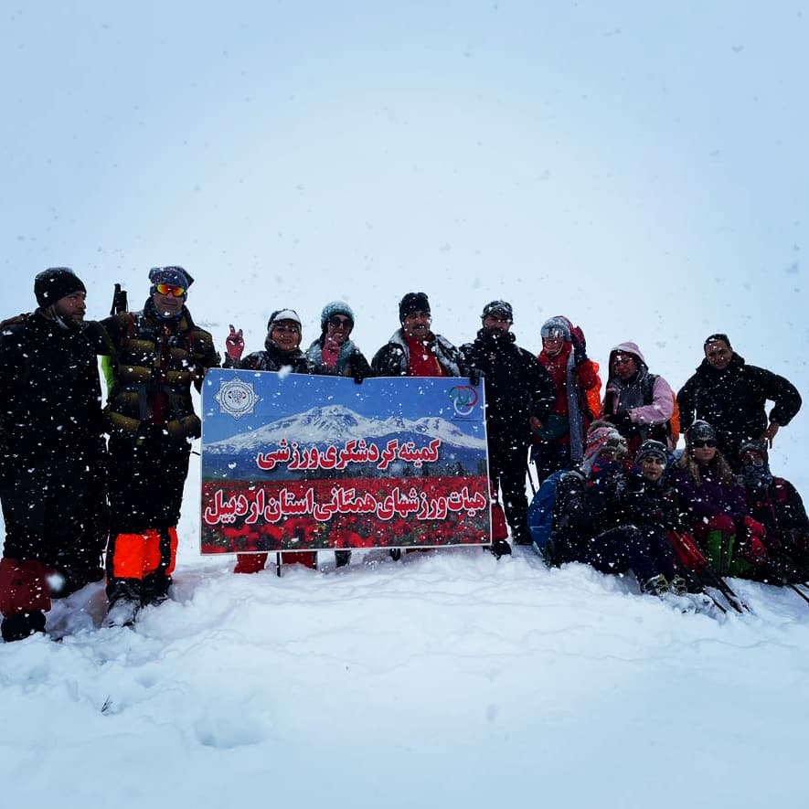 گردشگران اردبیل لذت اولین برف را با طبیعت سهیم شدند