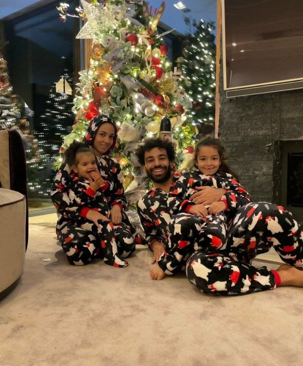 محمد صلاح و اعضای خانواده اش کنار درخت کریسمس (عکس)