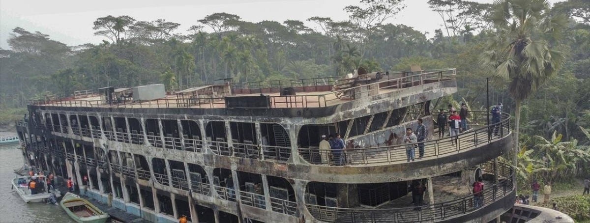 تصاویر| ده‌ها کشته در آتش‌سوزی یک کشتی مسافری در بنگلادش