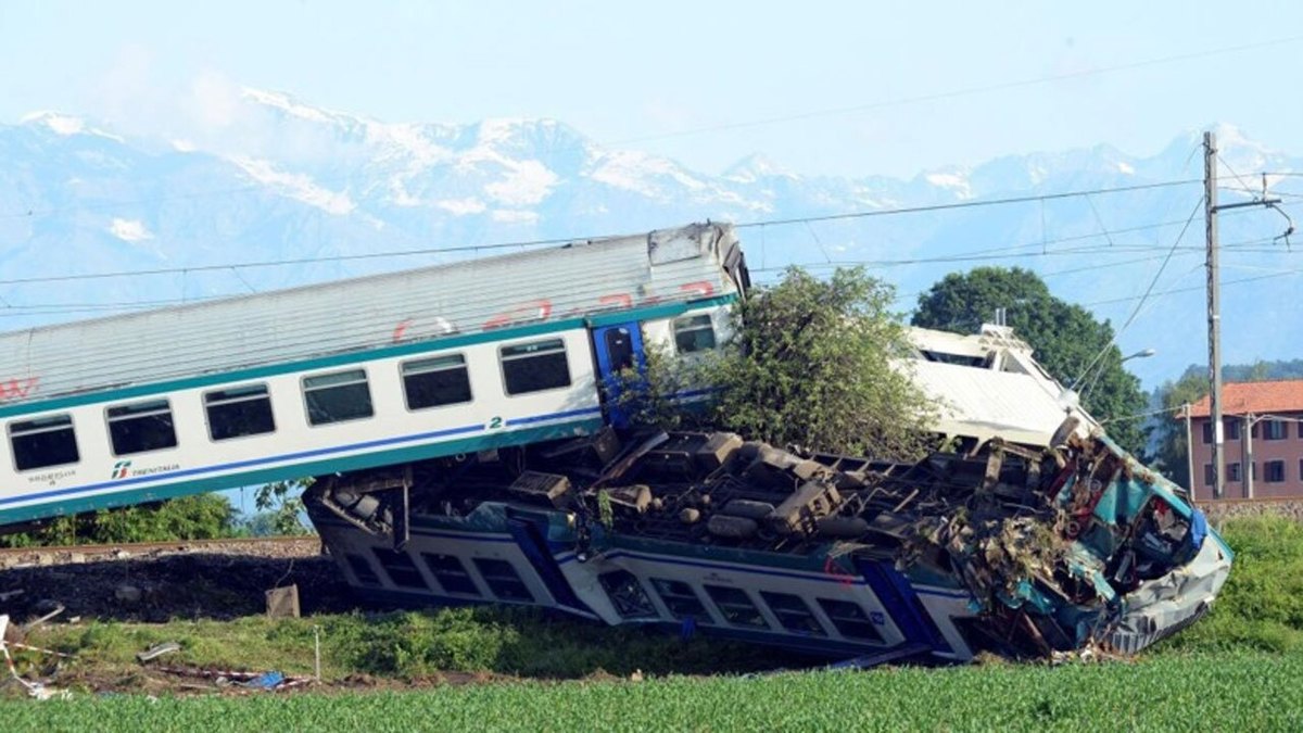 فیلم| لحظه تصادف قطار با کامیون