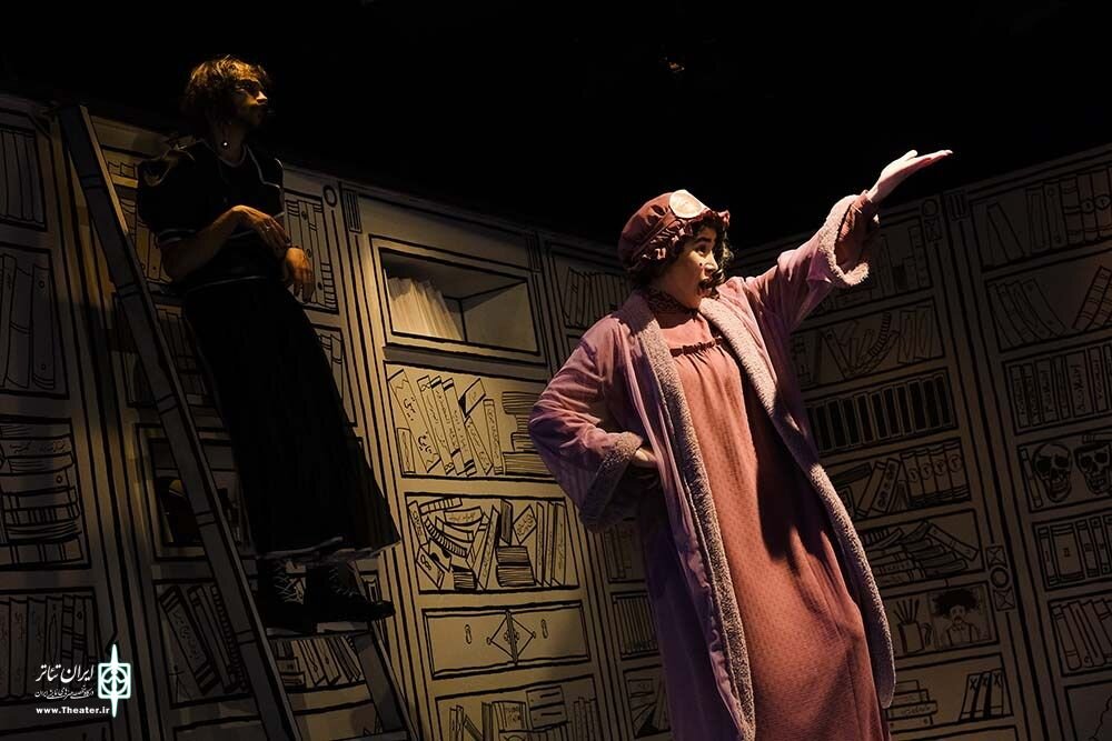 ژست و گریم متفاوت بهاره افشاری روی صحنه تئاتر/ عکس