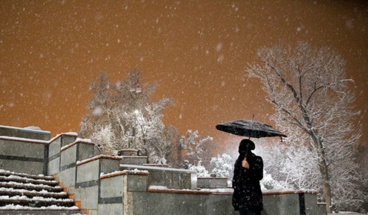 بارش برف و باران در تهران/افزایش دما از فردا