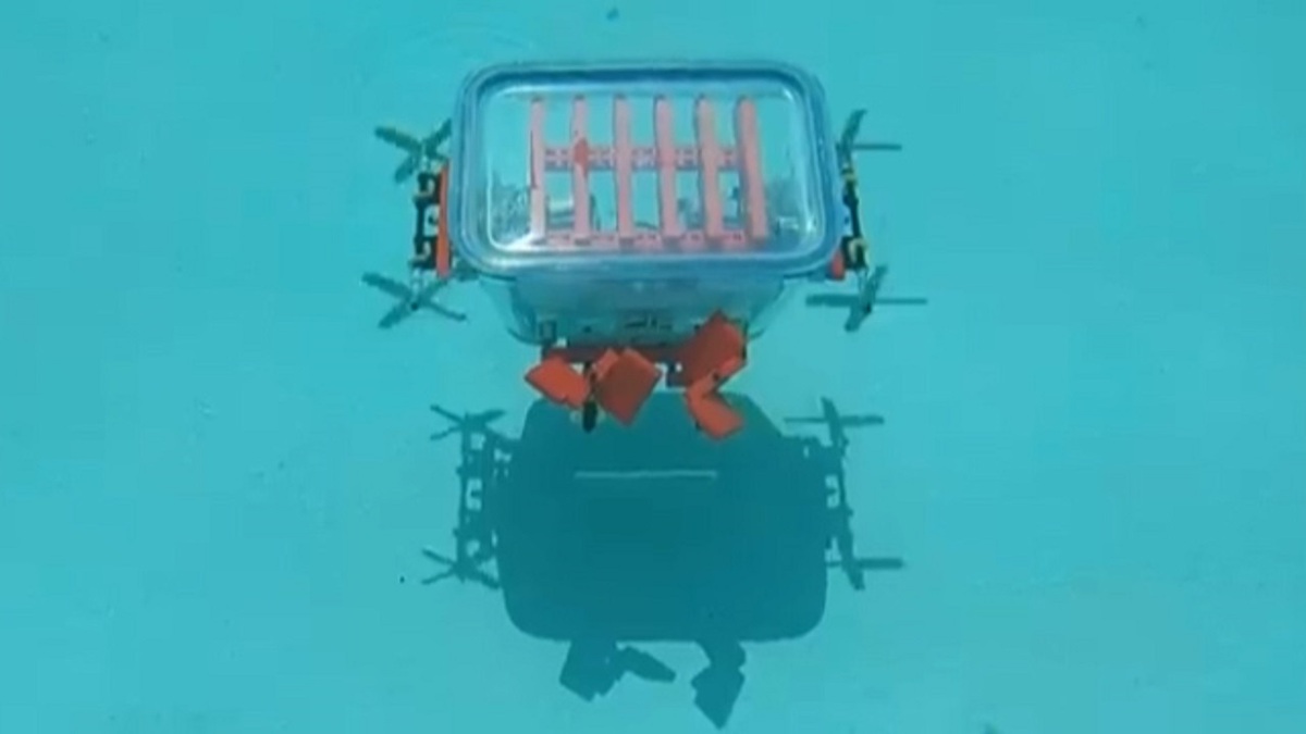 فیلم| ساخت زیردریایی با ظرف شیشه‌ای