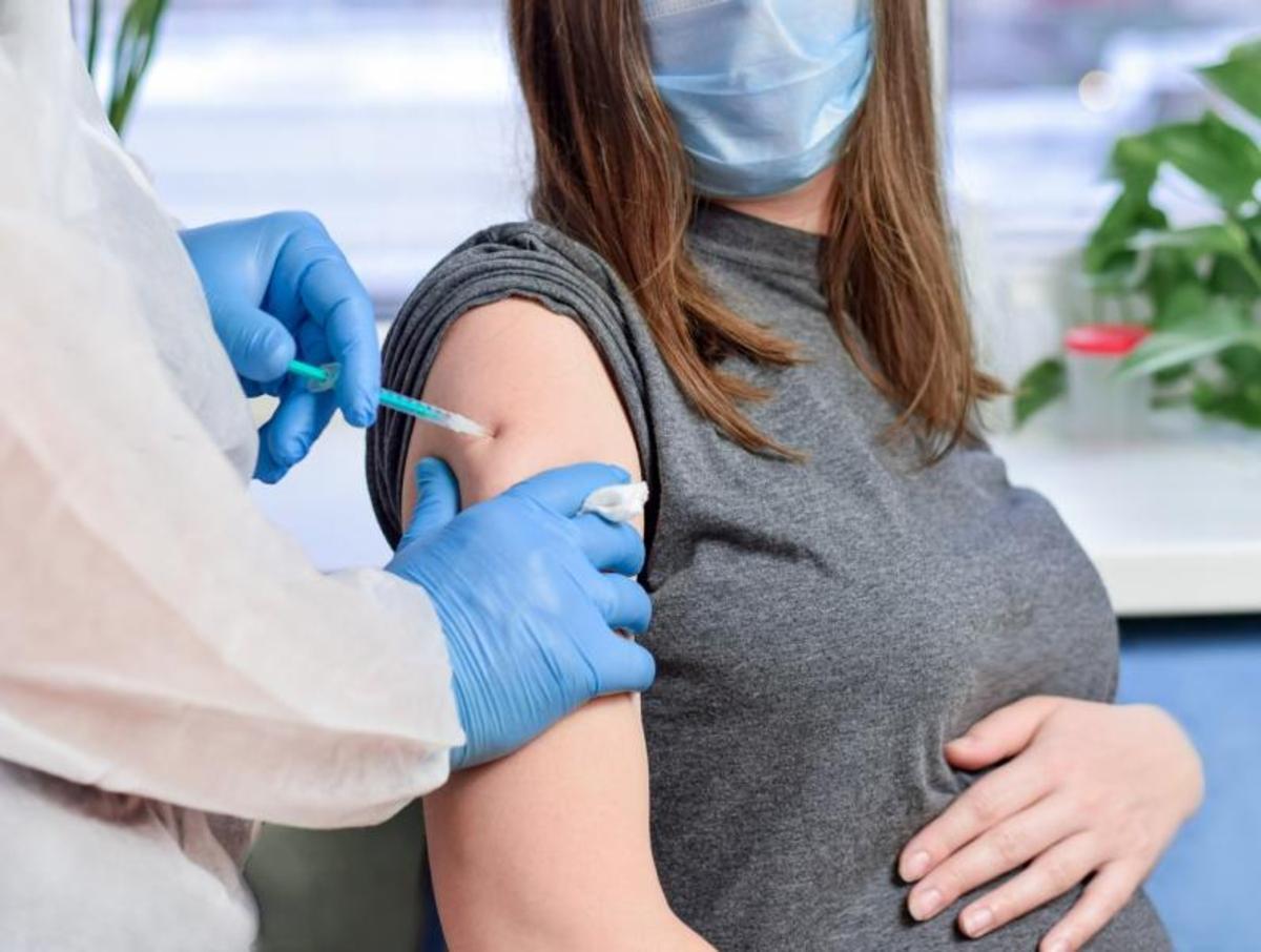 چرا باید حتما در دوران بارداری واکسن کرونا بزنیم؟