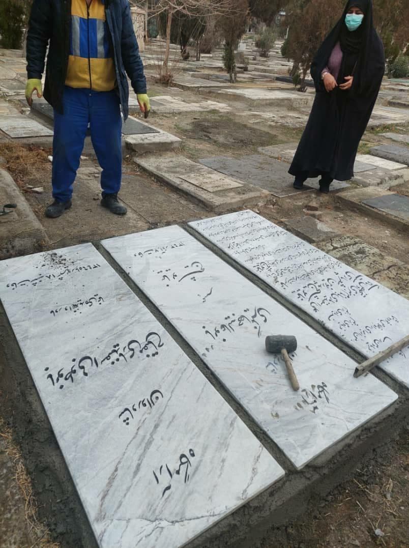 عکس| تقدیر از زاکانی بر روی سنگ قبر نیما یوشیج عکس| تقدیر از زاکانی بر روی سنگ قبر نیما یوشیج