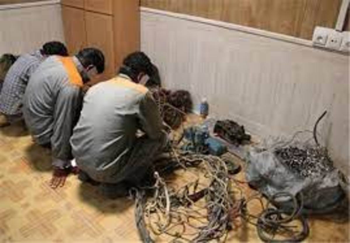 دستگیری ۳ سارق سیم و کابل برق در شاهین شهر