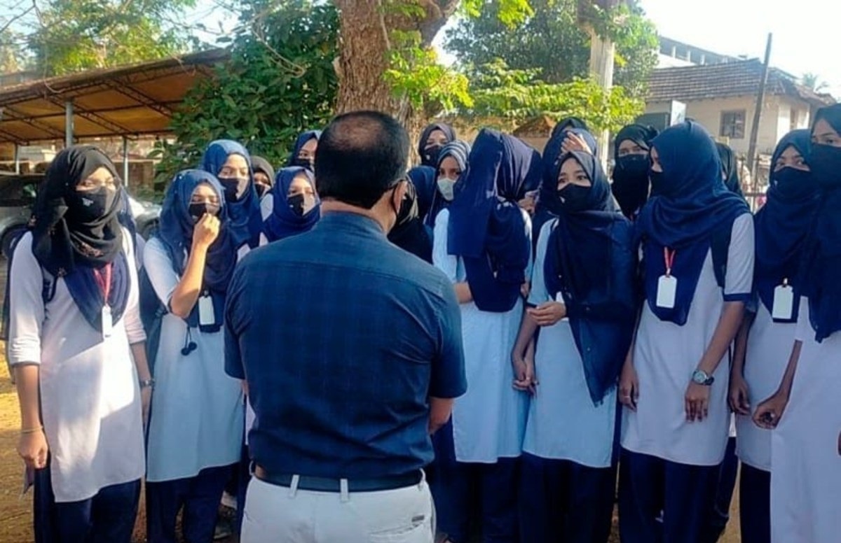 فیلم| دختران محجبه در هند مجبور به برداشتن حجاب شدند!
