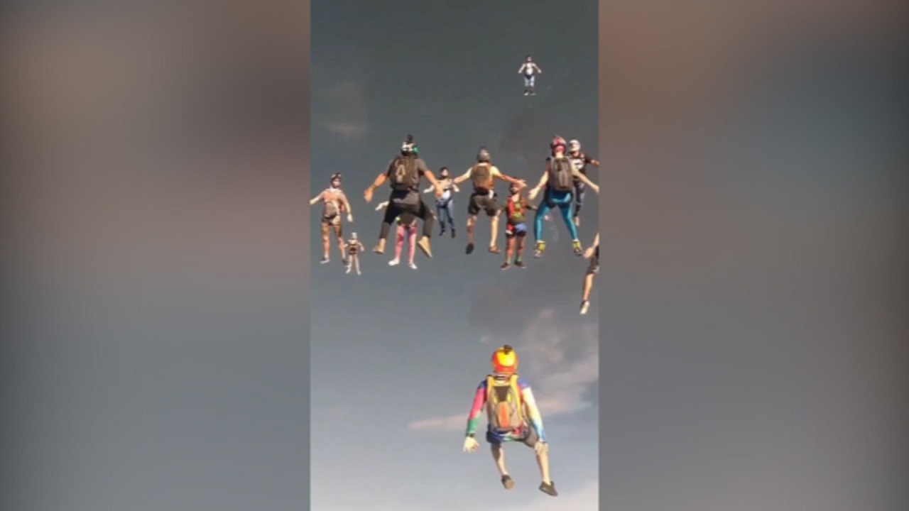 فیلم| معلق ماندن چند چتر باز بین زمین و آسمان