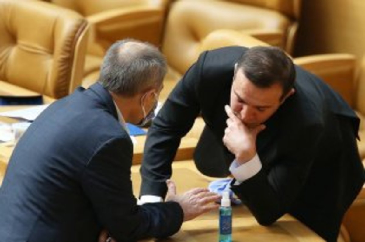 عزیزی خادم برکنار شد