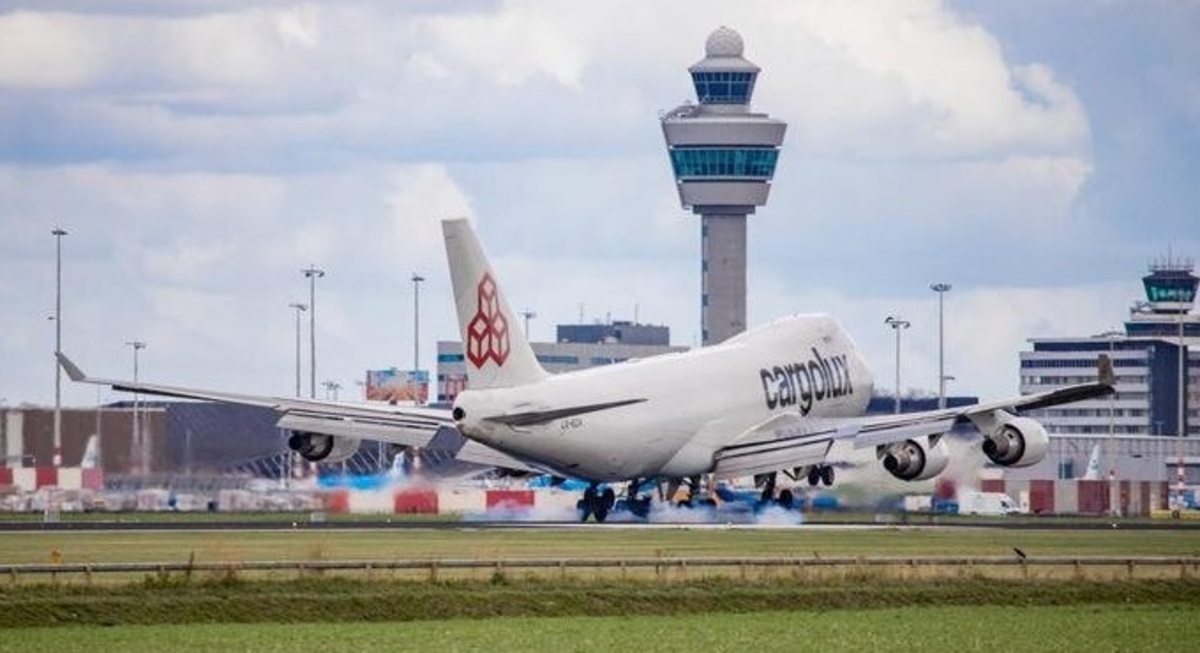 مسافر در محفظه چرخ هواپیما از آفریقا به هلند رفت