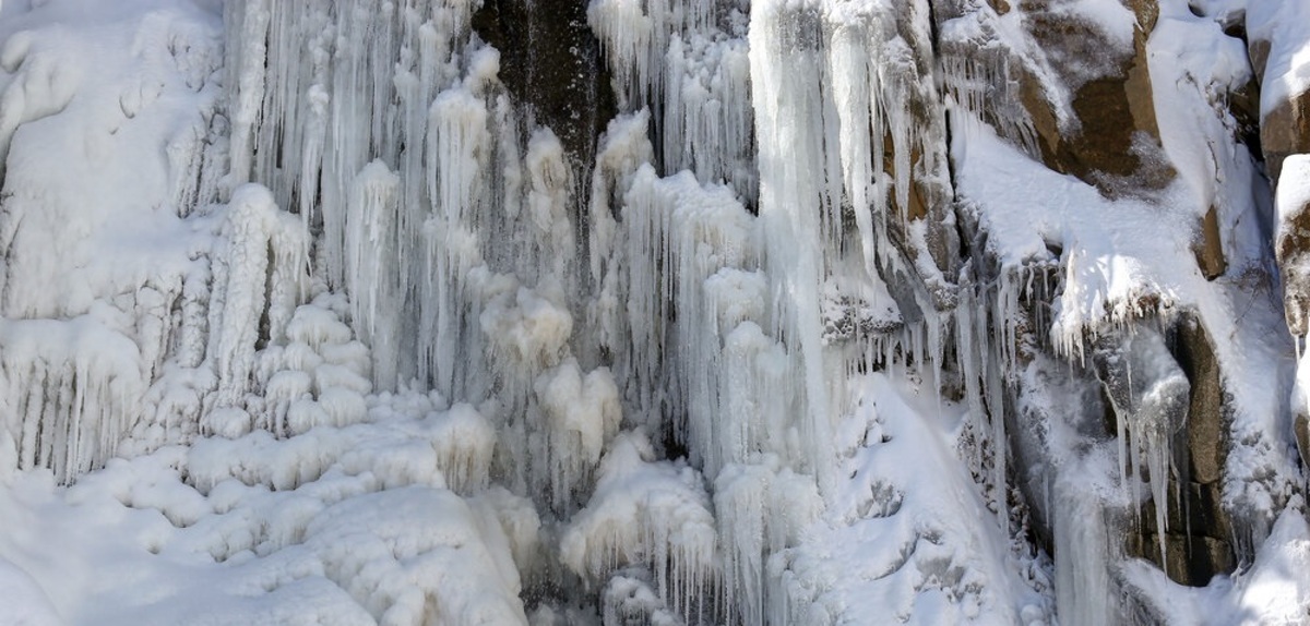 تصاویر| آبشار یخی «گنجنامه»