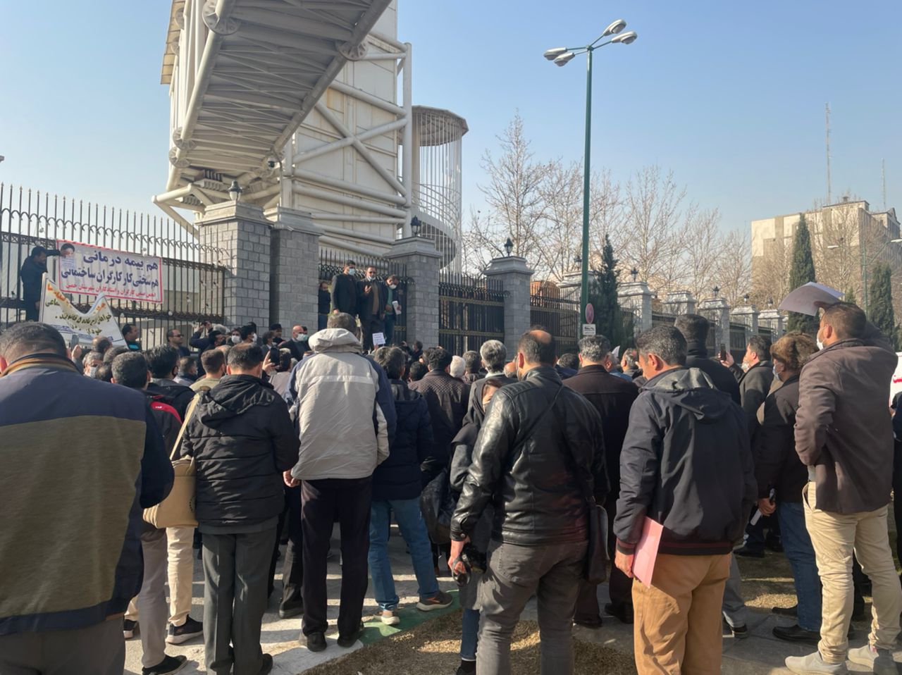 تجمع کارگران ساختمانی مقابل مجلس/ سختی کار ما را ببینید