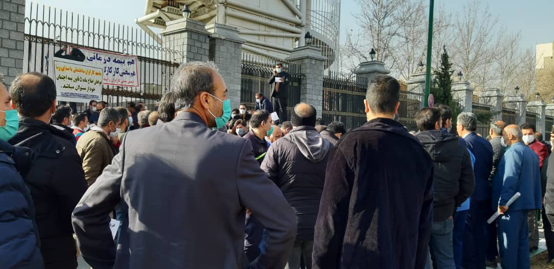 تجمع کارگران ساختمانی مقابل مجلس/ سختی کار ما را ببینید