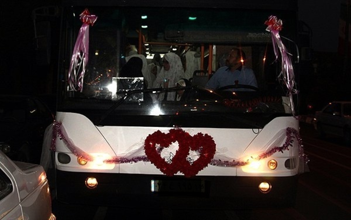 فیلم| اتوبوس به جای ماشین عروس در خیابان‌های زاهدان