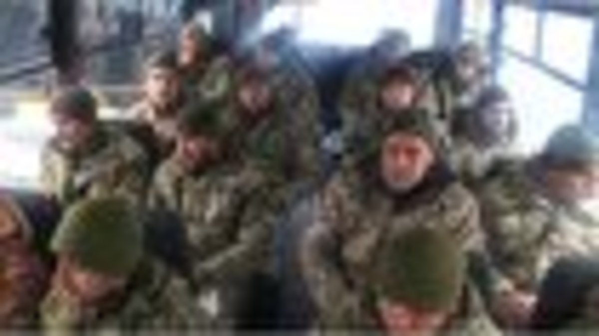 فیلم| رفتار انسانی اوکراینی‌ها با سرباز اسیر روسی