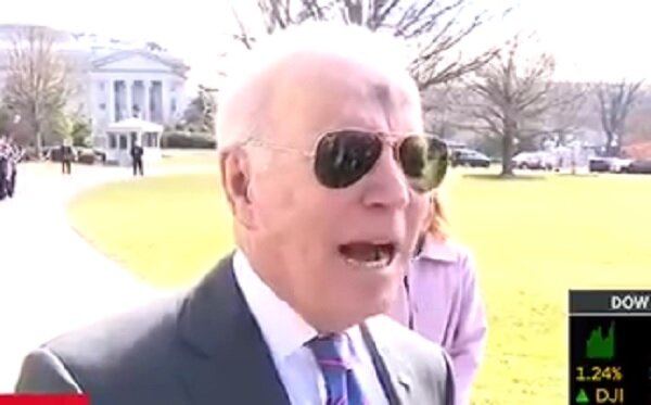 لکه سیاه بر پیشانی بایدن/عکس لکه سیاه بر پیشانی بایدن/عکس