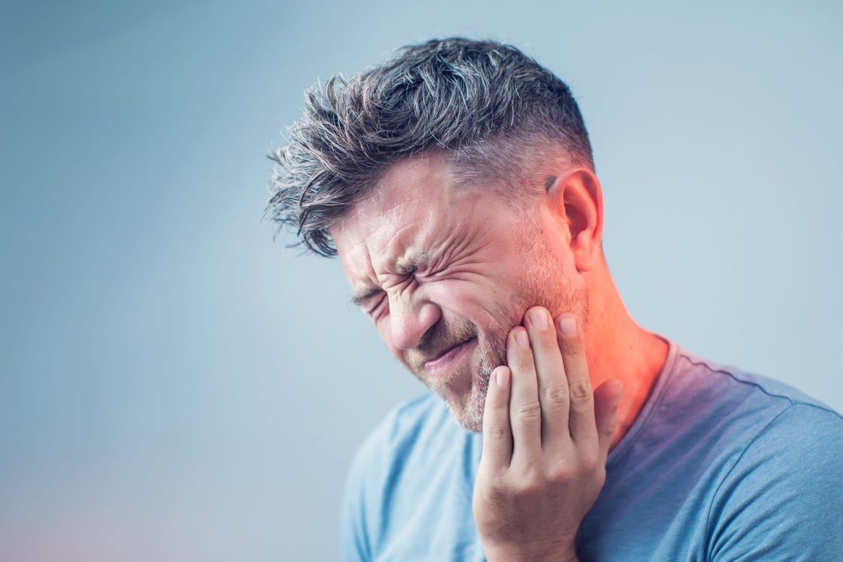 ۱۲ روش خانگی برای از بین بردن درد دندان؛ از سیر تا علف گندم