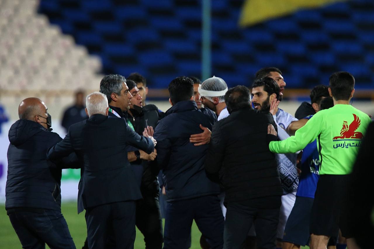 عکس| درگیری عجیب در بازی استقلال و گل گهر عکس| درگیری عجیب در بازی استقلال و گل گهر