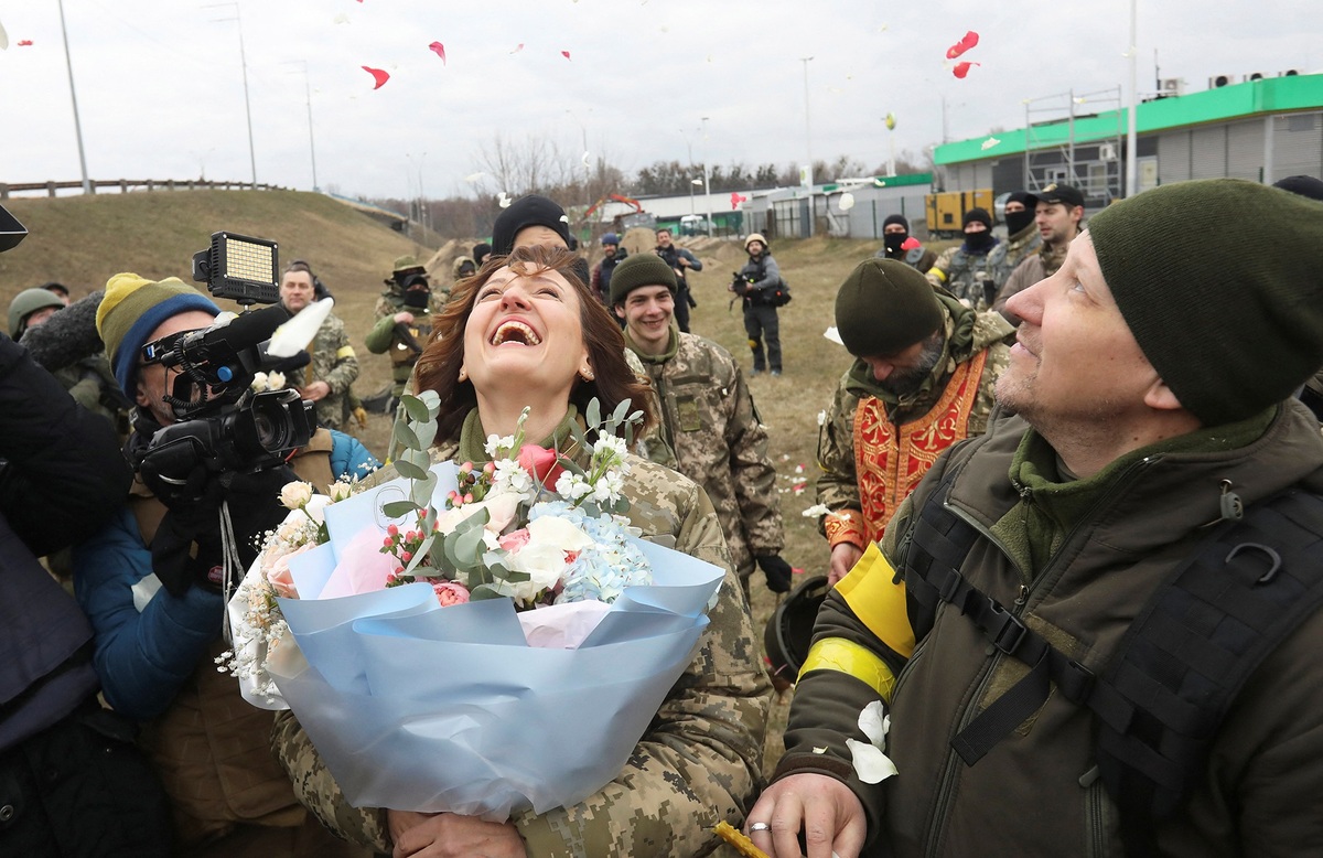 فیلم| جشن عروسی زوج اوکراینی با لباس نظامی