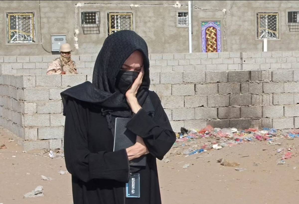 تصاویر| اندوه آنجلینا جولی در میان آواره‌های یمنی