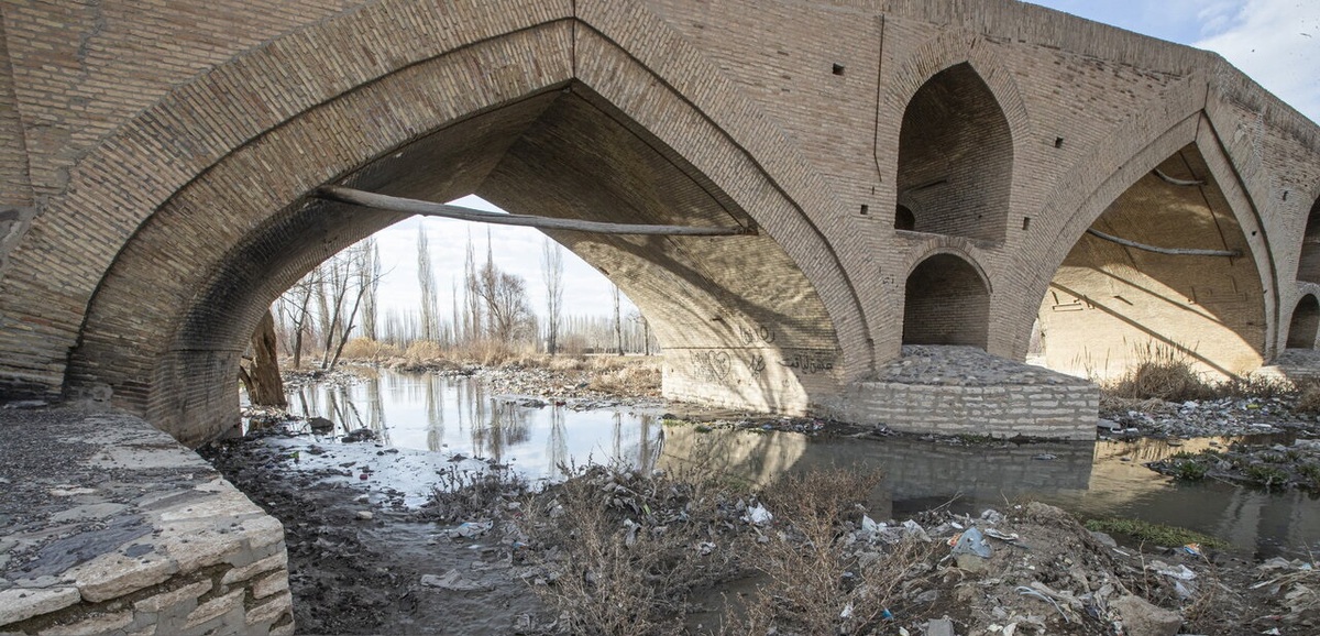 تصاویر| انباشت زباله در زنجانرود و عدم حفاظت از پل‌های تاریخی